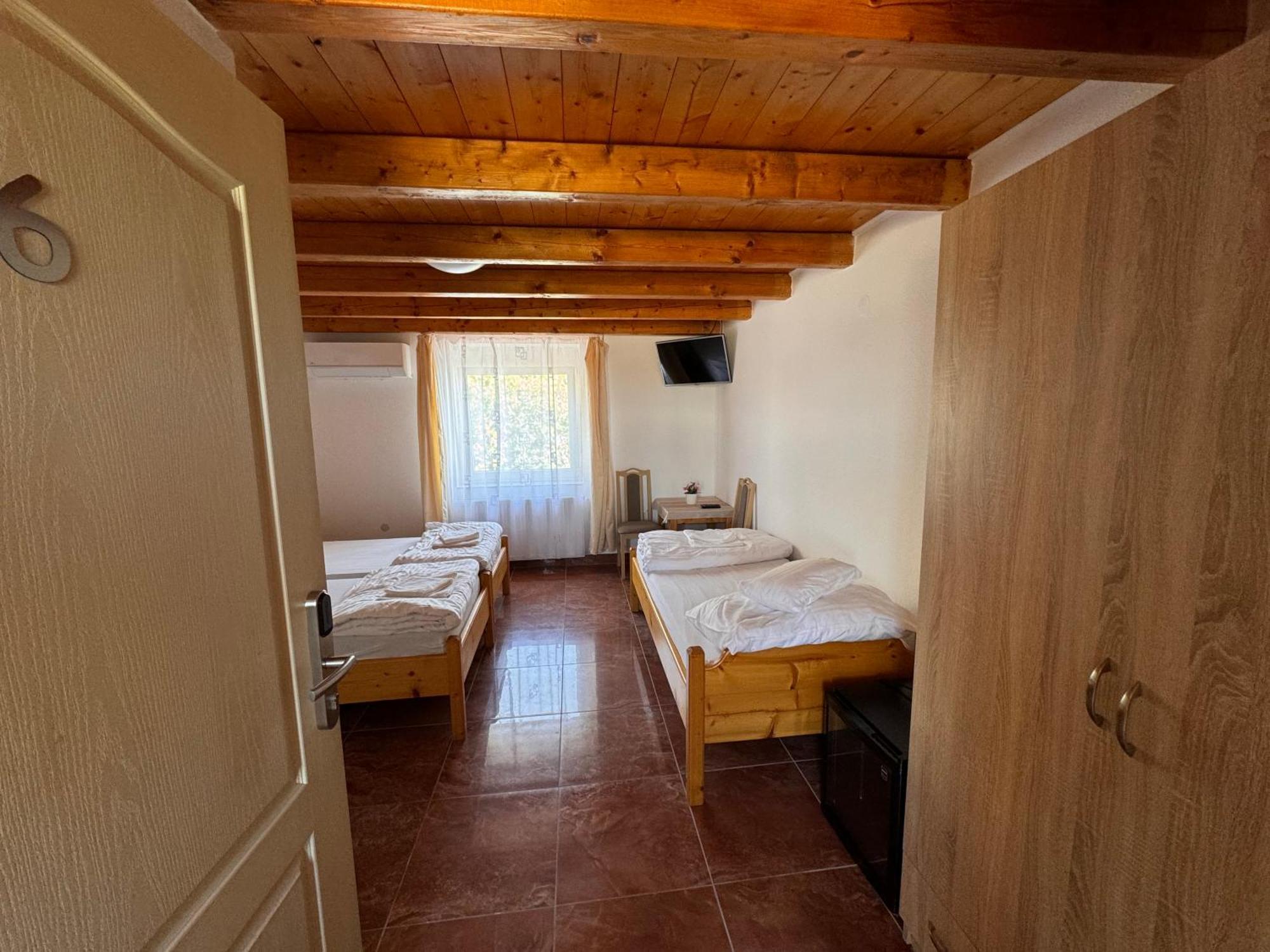 Fuerdo Panzio Bed & Breakfast Karcag Exterior photo