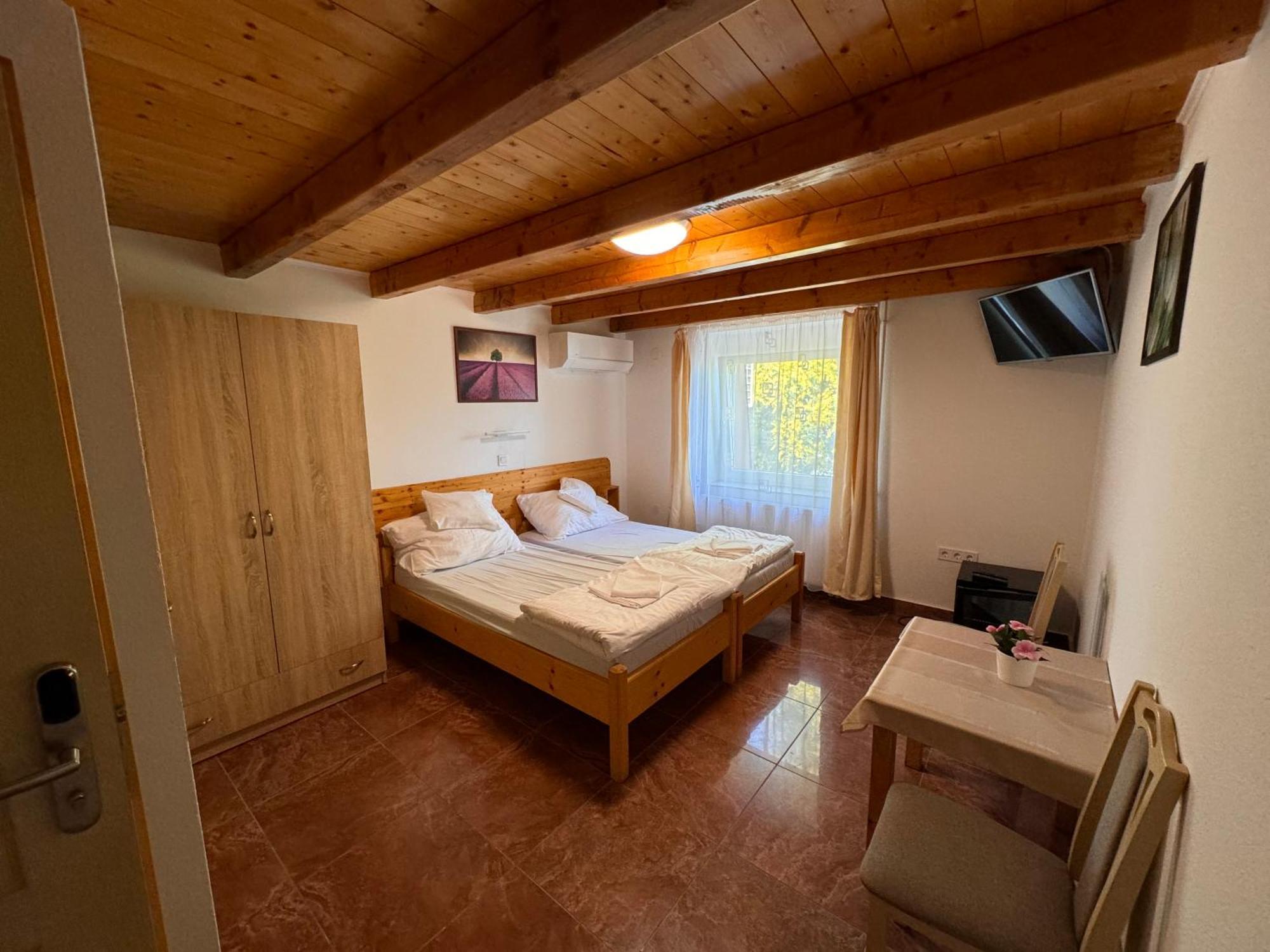 Fuerdo Panzio Bed & Breakfast Karcag Exterior photo